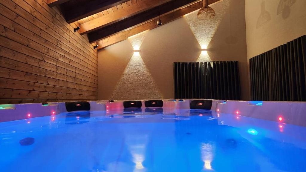 een vergaderzaal met een blauwe tafel en stoelen bij Alpinia in Majdal Shams