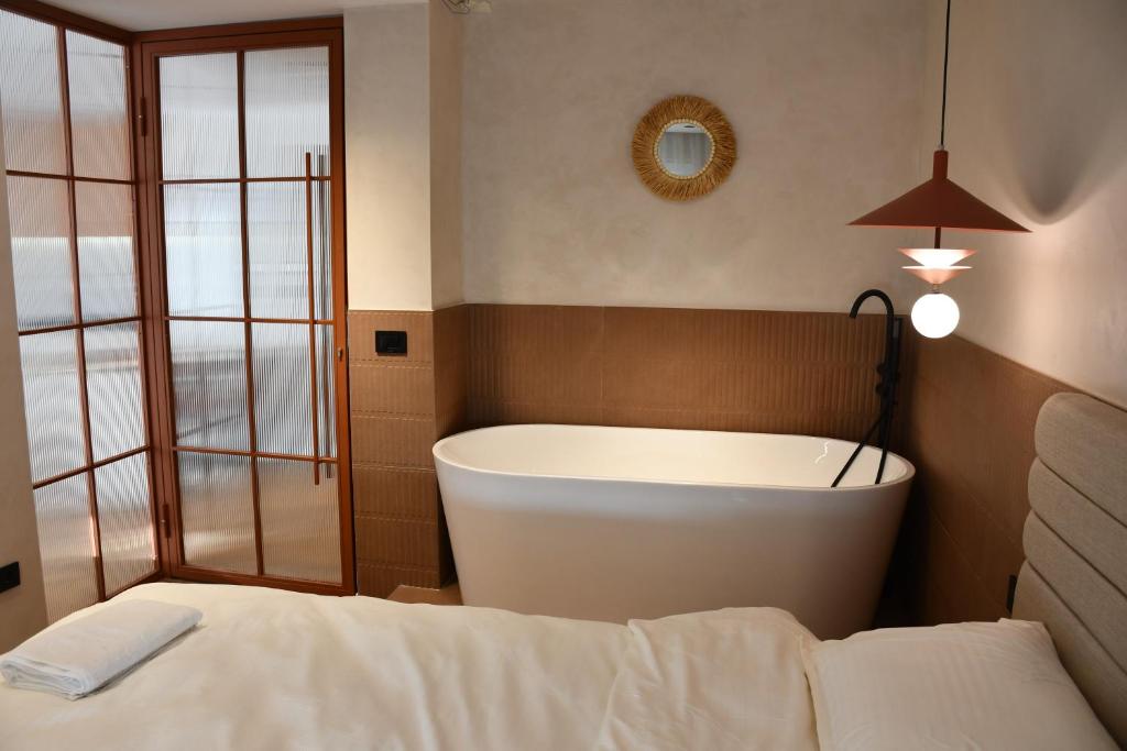 En eller flere senge i et værelse på Ira Luxury Apartments