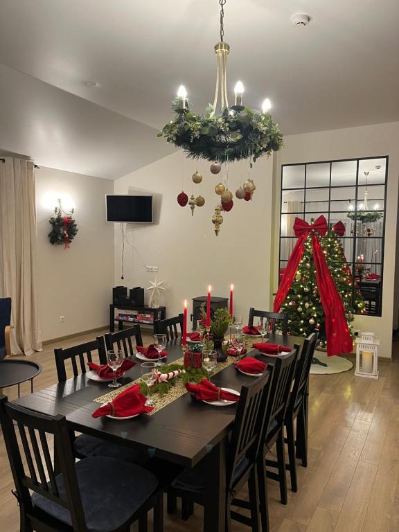 uma sala de jantar com uma mesa e uma árvore de Natal em Vila Trakai em Trakai