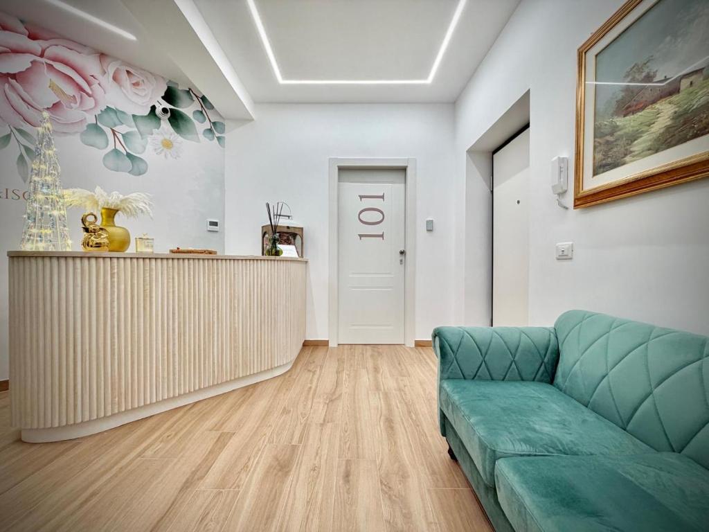 a living room with a couch and a counter at Maison Plancina in Rome