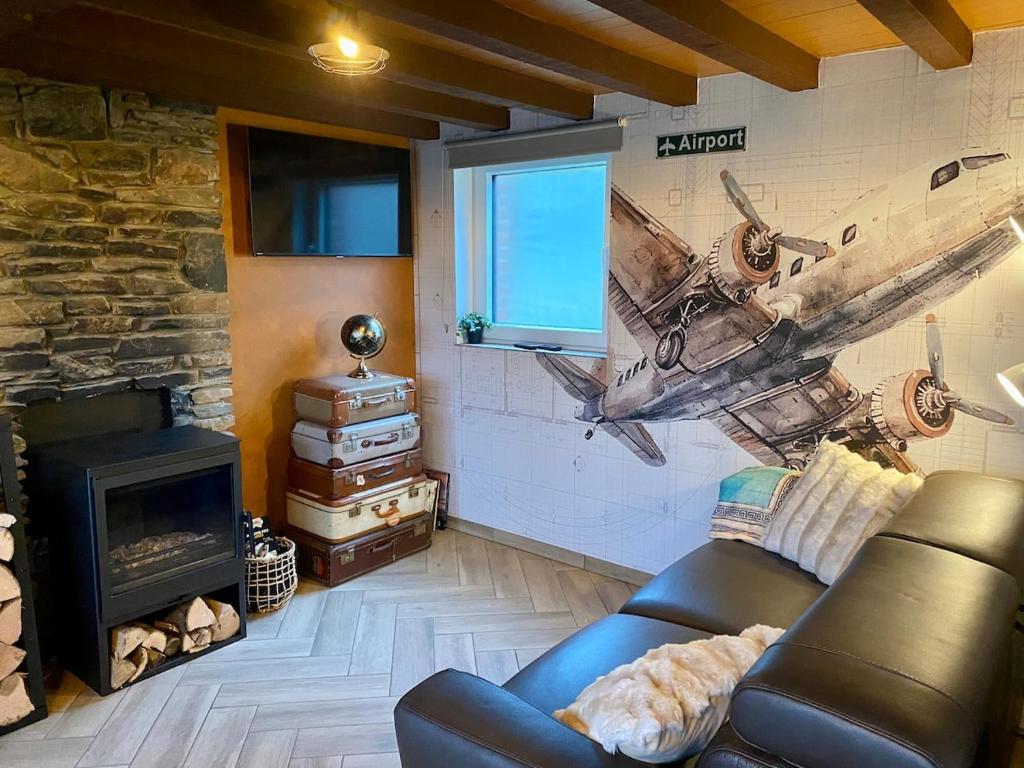 un soggiorno con divano e camino di Travel Wood - Sauna et Voyages a Waulsort