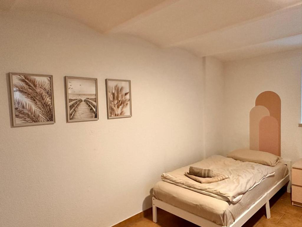 Giường trong phòng chung tại Knuffige Ferienwohnung im Herzen von Haiger