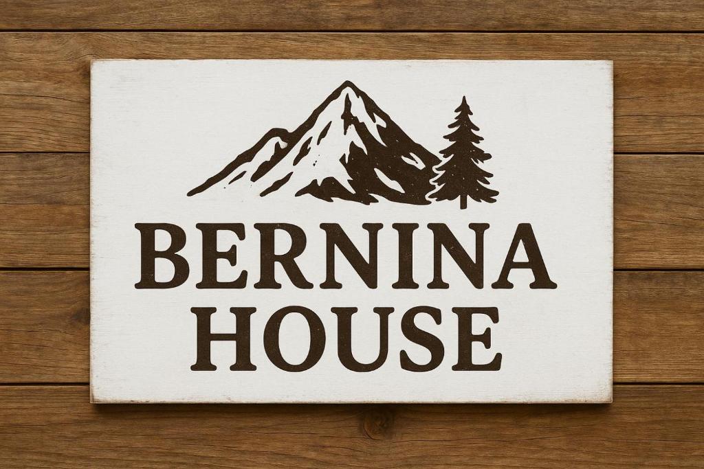 een bordje met 'Abenina House' op een houten muur bij Bernina House in Chiesa in Valmalenco