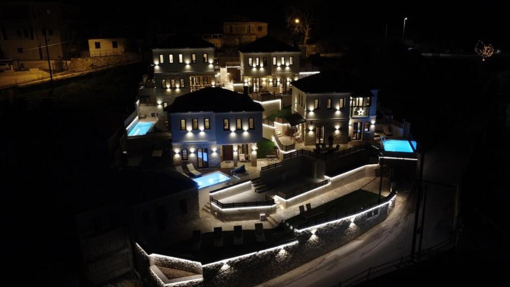 een luchtfoto van een gebouw 's nachts bij Aje Villas 1959 in Ligiades