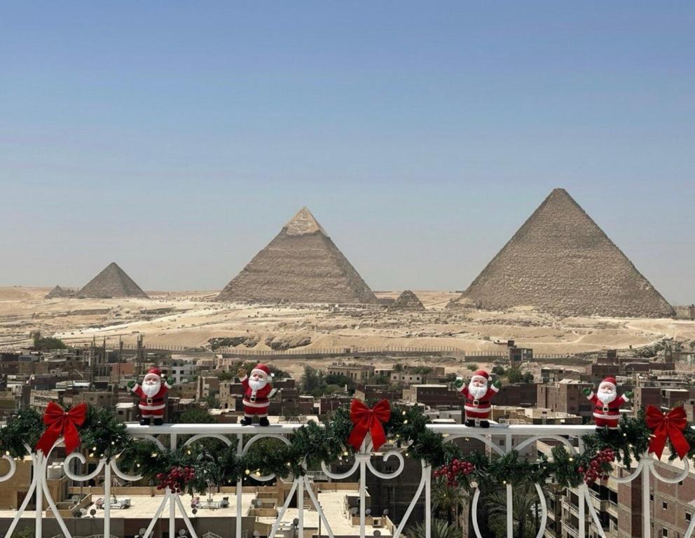 una vista delle piramidi con decorazioni natalizie su un edificio di rizkyan pyramids view INN a Il Cairo