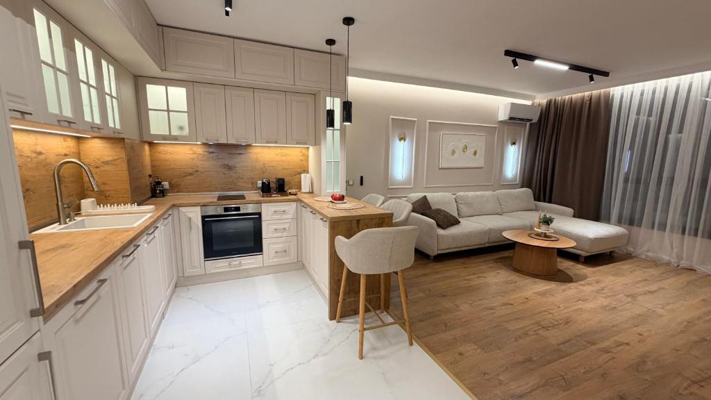 eine Küche und ein Wohnzimmer mit einem Sofa in der Unterkunft Lux Living Apartments in Plowdiw