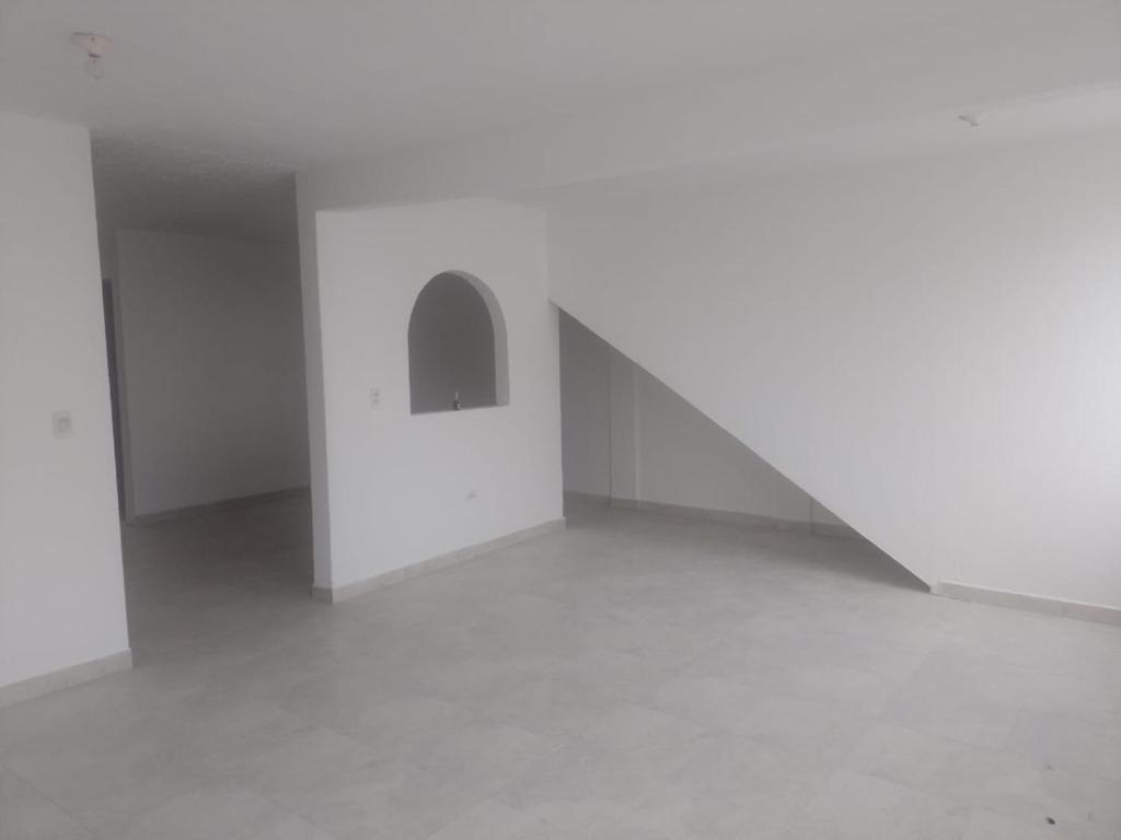 een lege kamer met witte muren en een trap bij Barbara León in Simacota