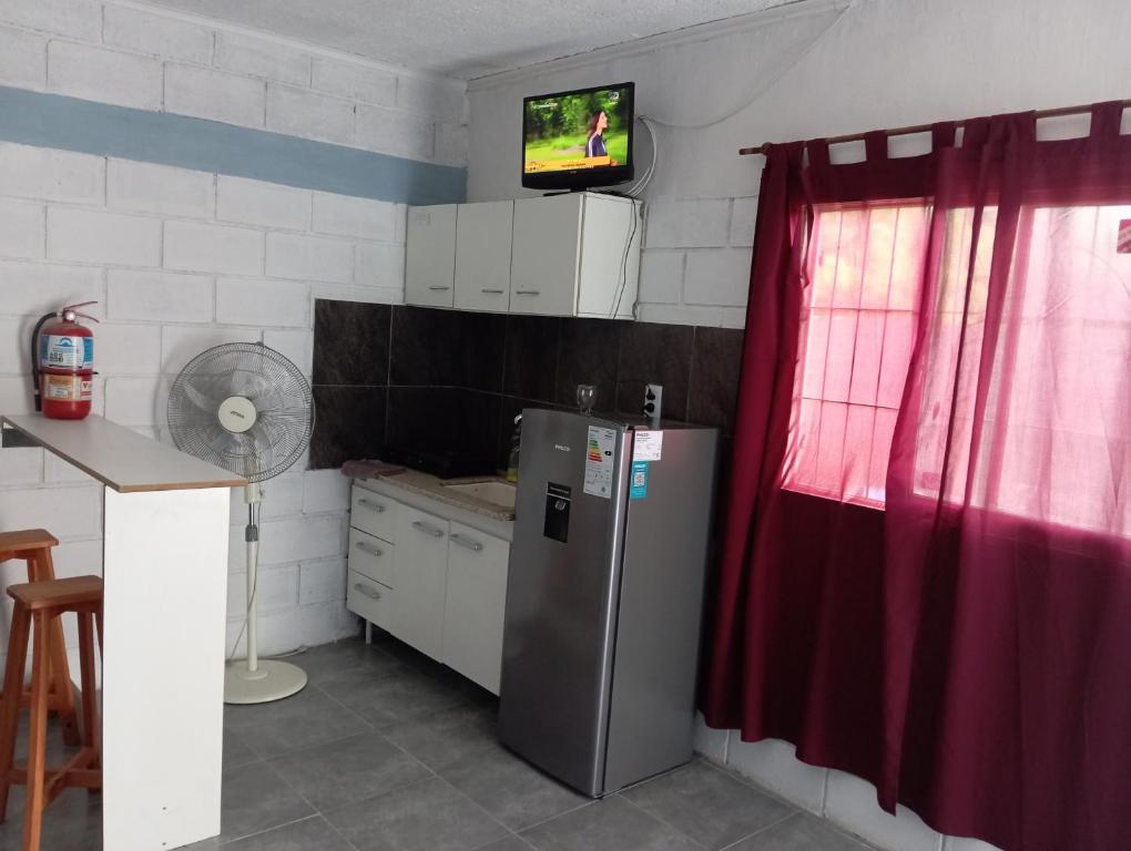 Η κουζίνα ή μικρή κουζίνα στο Monoambiente cosquin