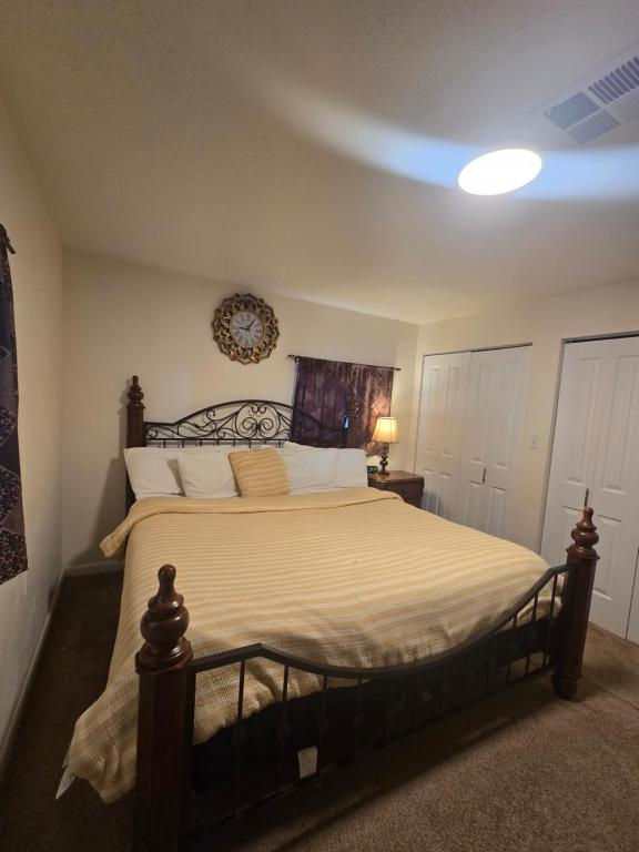 een slaapkamer met een groot bed in een kamer bij Bryce 2 bedroom home in Tropic