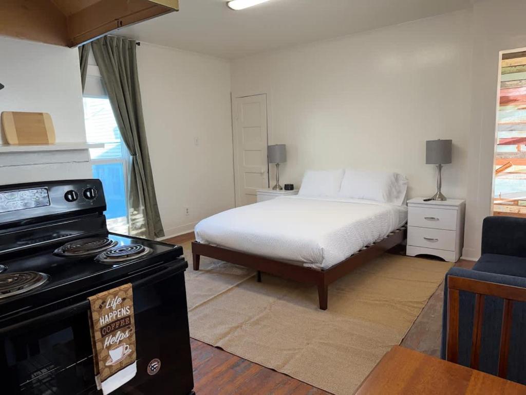 Ένα ή περισσότερα κρεβάτια σε δωμάτιο στο Cozy Modern Studio - Heart of Lafayette