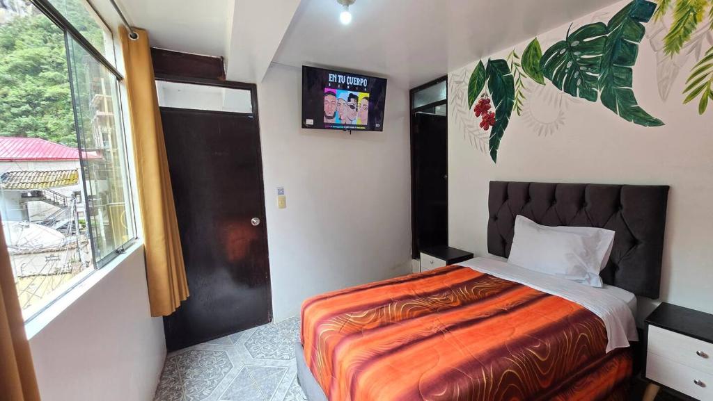 En eller flere senge i et værelse på Hostal Mónaco