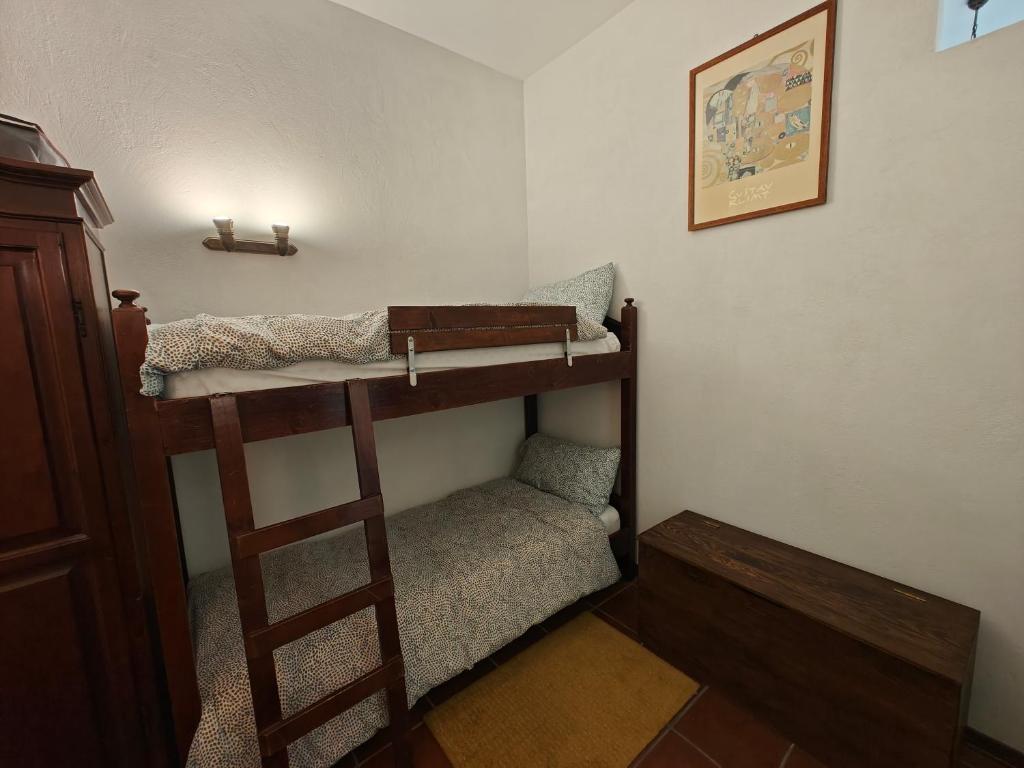 a room with two bunk beds in a room at Appartamento Rialto Terminillo in Terminillo