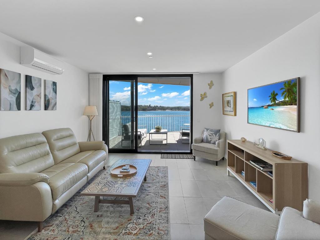 Et opholdsområde på Modern 2-Bedroom Apartment with Pool Access