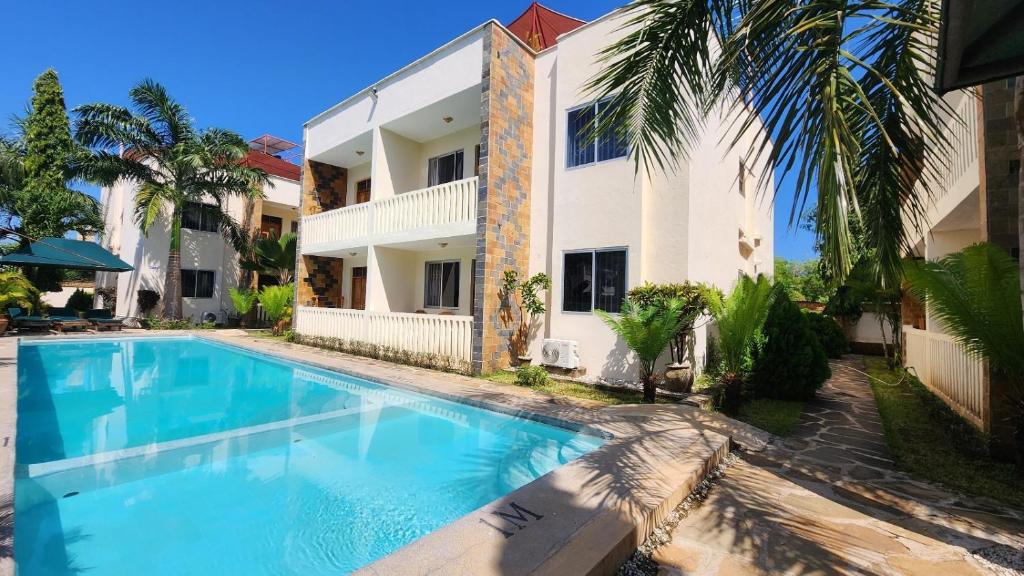 Swimmingpoolen hos eller tæt på Diani Gardens Cottage