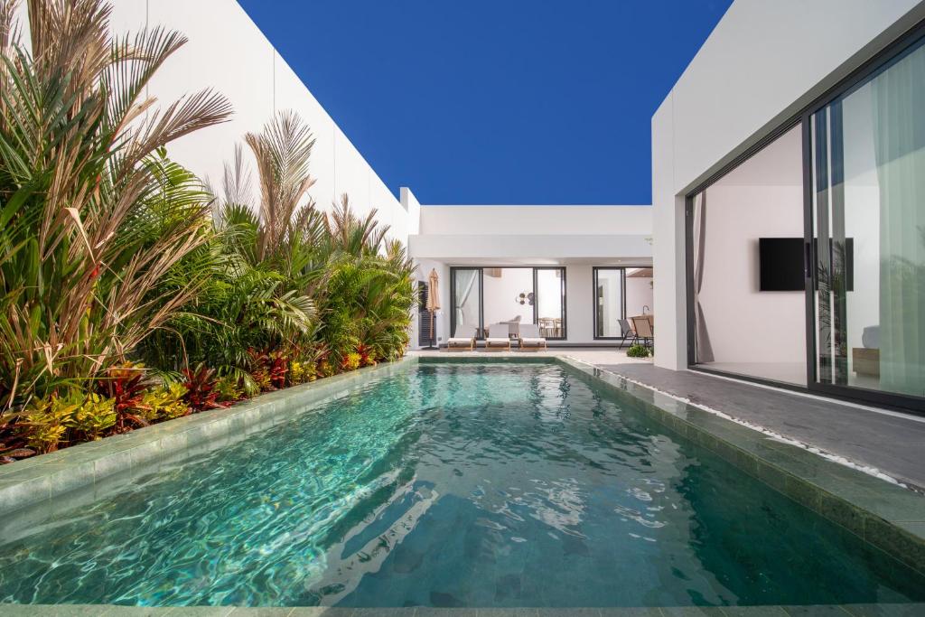 Hồ bơi trong/gần Phuket Tropical Pool Villa