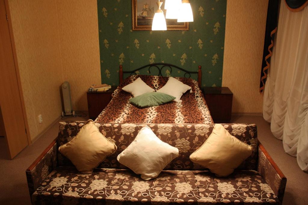 ヤロスラヴリにあるApartment on Respublikanskayaのベッドルーム1室(枕付)