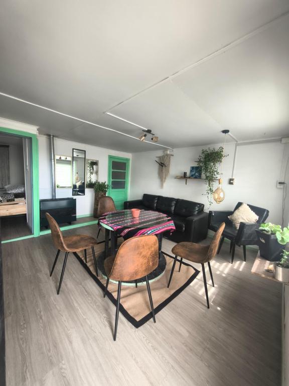 Khu vực ghế ngồi tại Magic House Patagonia