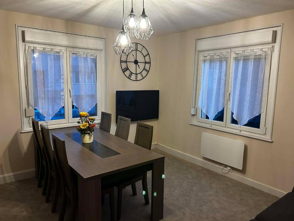 TV a/nebo společenská místnost v ubytování Gîte Les 5 Pommiers 6 pers gitesdes2vallees