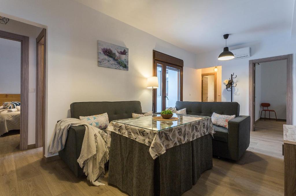 ein Wohnzimmer mit Sofa und Tisch in der Unterkunft Paco del Molino 2 in Grazalema