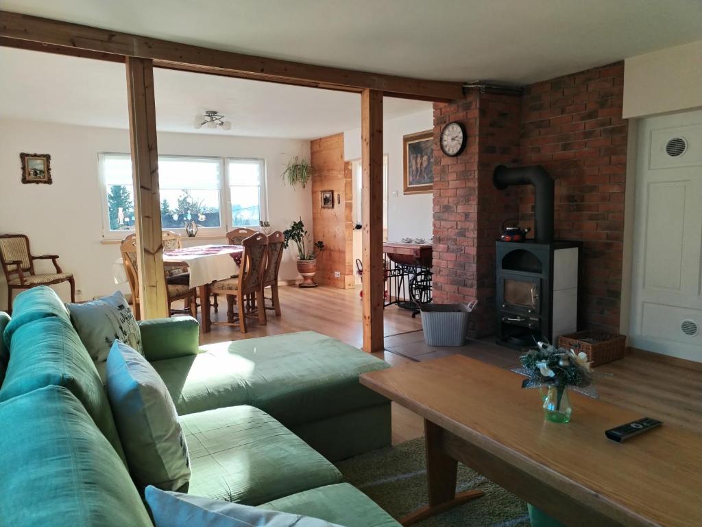 een woonkamer met een bank en een houtkachel bij Chaloupka u Rity in Bublava