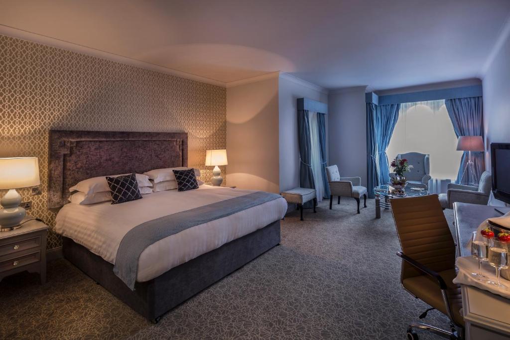 Postel nebo postele na pokoji v ubytování Treacys Oakwood Hotel, Shannon