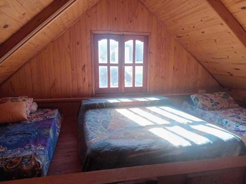 En eller flere senge i et værelse på Cabaña de descanso A 150 mt del río