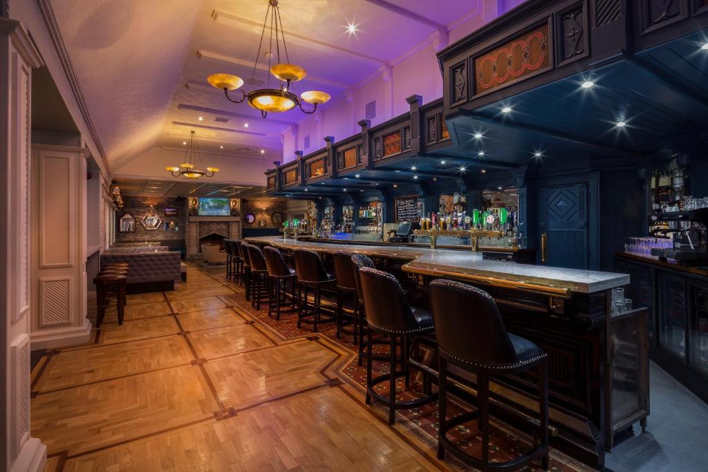 Lounge nebo bar v ubytování Treacys Oakwood Hotel, Shannon
