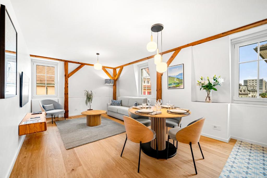 a living room with a table and chairs at La Suite du Bourg in La Tour-de-Peilz