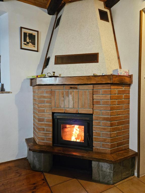 einen gemauerten Kamin mit Kamin in der Unterkunft Casa Istriana Koper with free parking in Koper