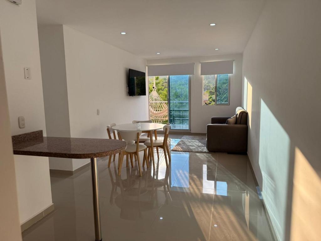 Een TV en/of entertainmentcenter bij Apartamento con piscina y Aire Acondicionado en Anapoima centro
