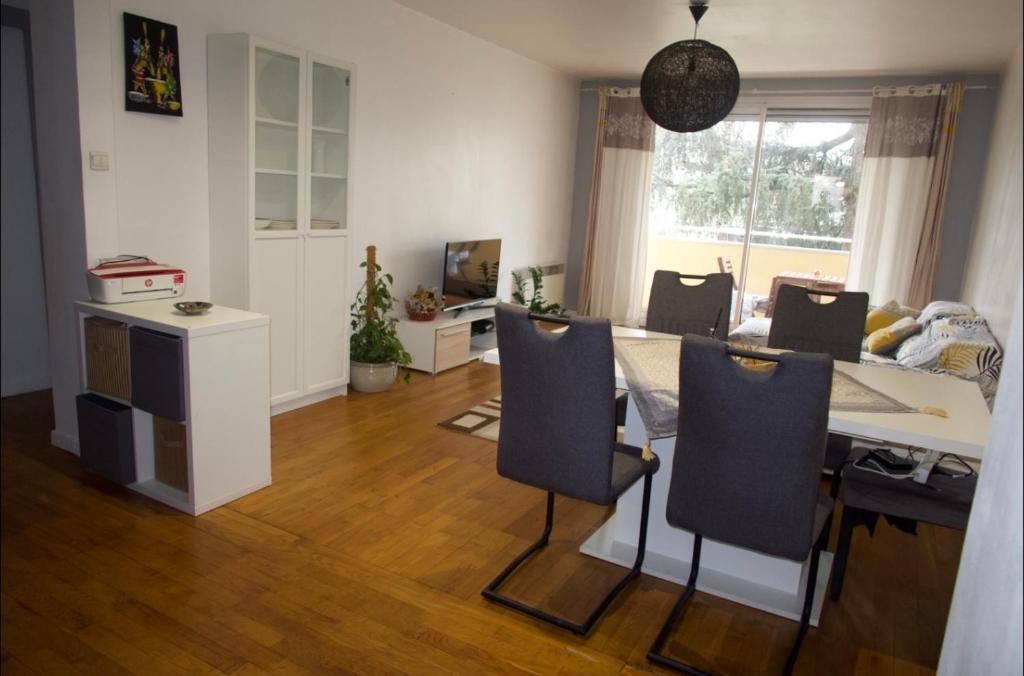 Posezení v ubytování Chambre privée dans bel appartement lumineux