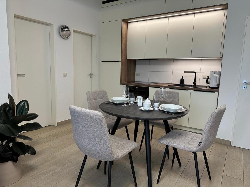 a dining room with a table and chairs in a kitchen at Ferienwohnung Villa Fuchs in Dresden