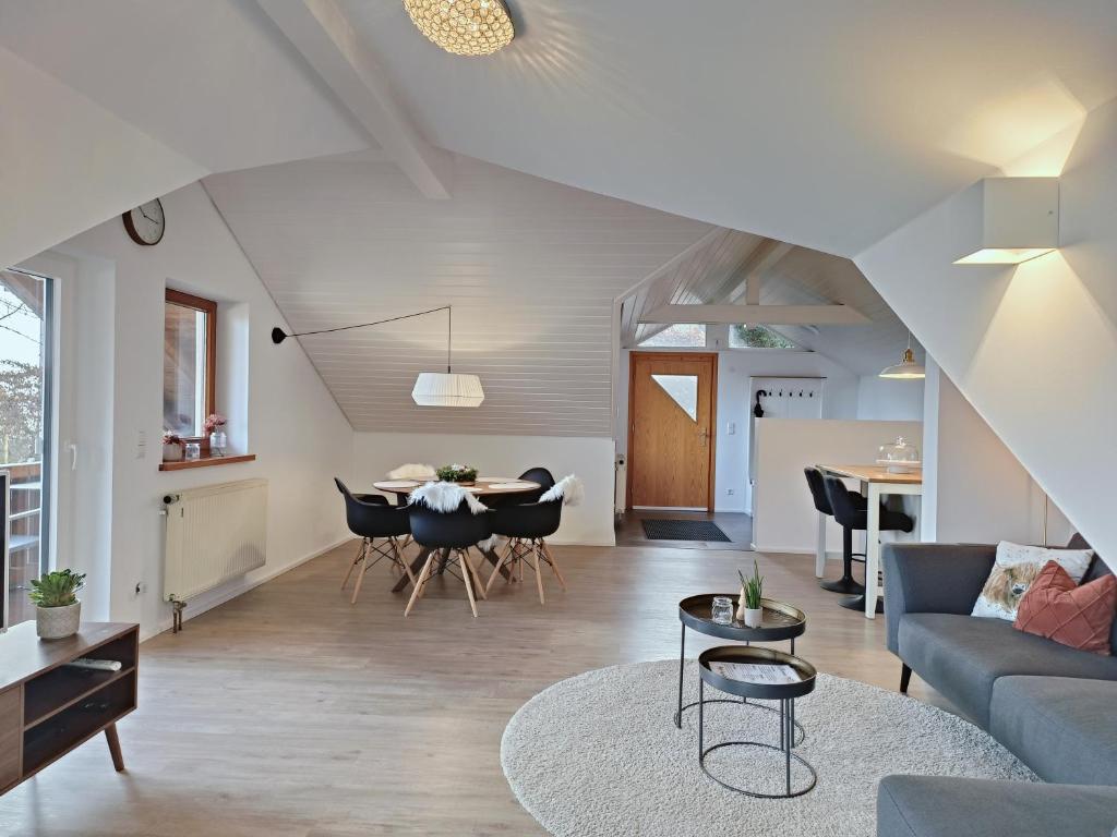 un soggiorno con un divano e un tavolo di Hegauzauber a Tengen