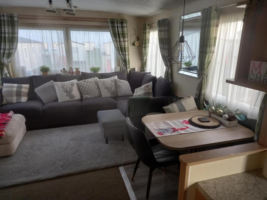 een woonkamer met een bank en een tafel bij SANDY BAY STAYOVER in North Seaton