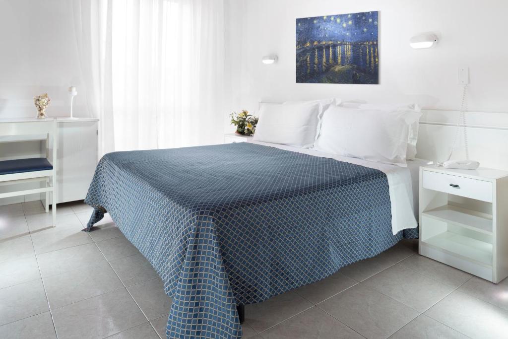 En eller flere senge i et værelse på Hotel Vela d'Oro