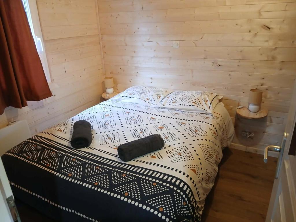 En eller flere senge i et værelse på Chalet PRIMEVERE- Camping Fraiteux 3 étoiles