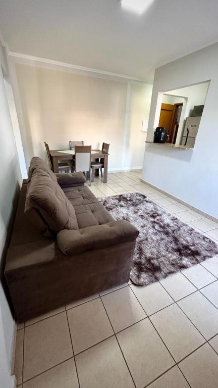 un salon avec un canapé et une table dans l'établissement Residencial Ibis, à Bauru