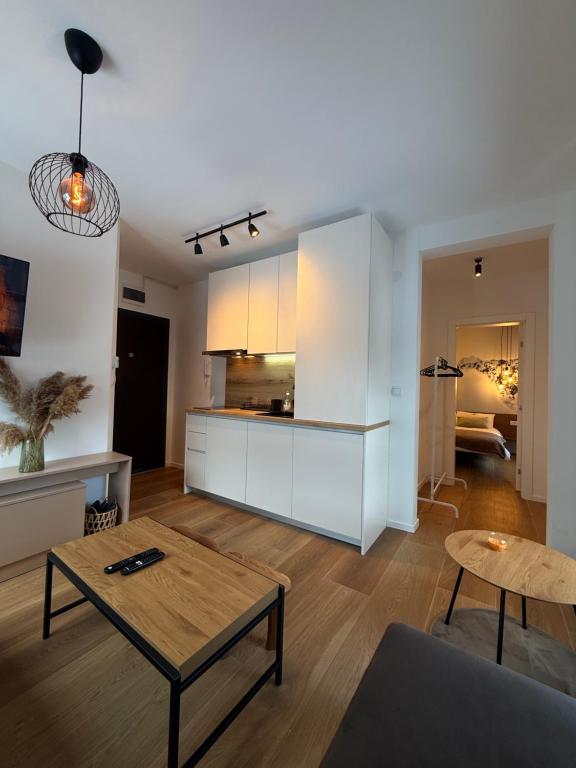un soggiorno con un tavolo e una cucina di Apartmani Snowflake a Jahorina