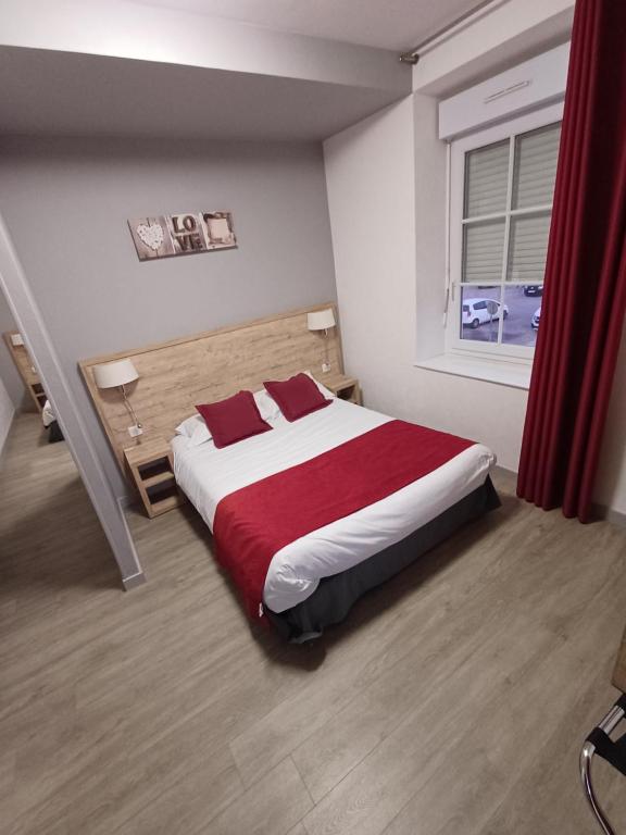 een slaapkamer met een groot bed en een raam bij Le Saint Germain in Saint-Germain-du-Bois
