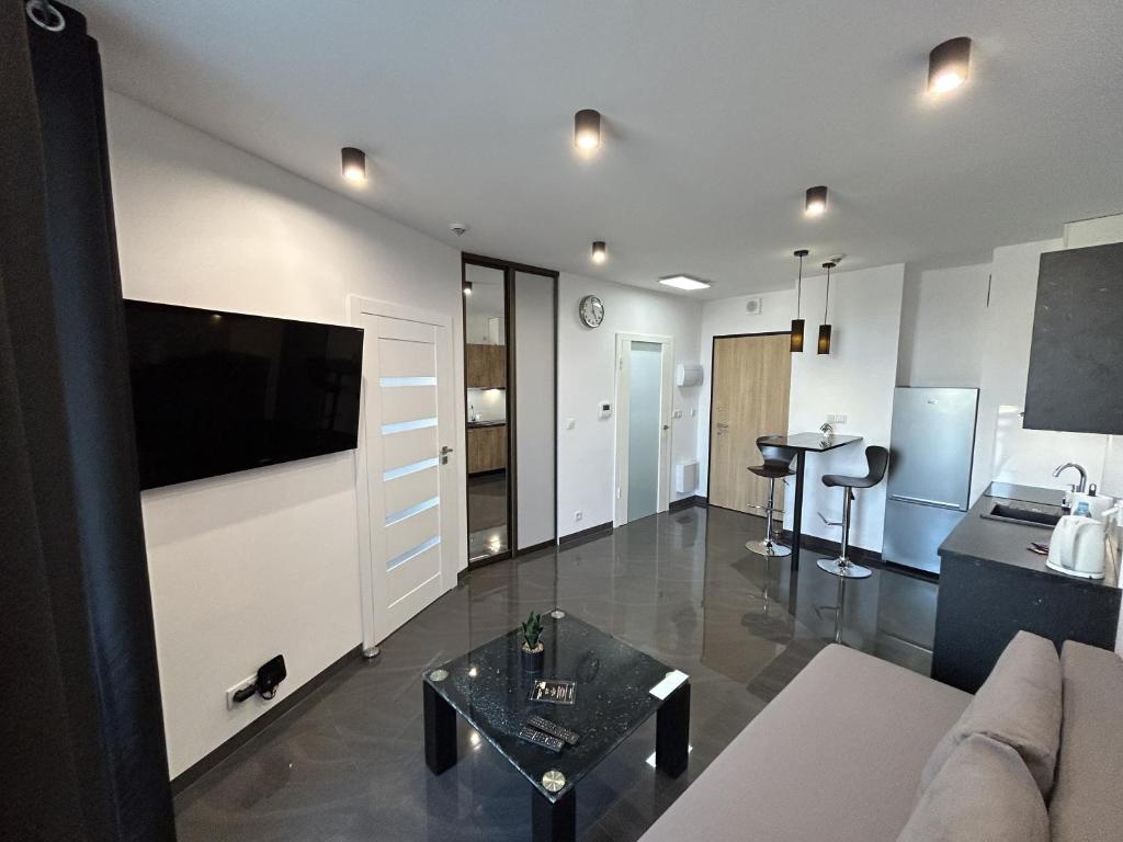 un salon avec un canapé et une table dans l'établissement Stay Apartment, à Varsovie