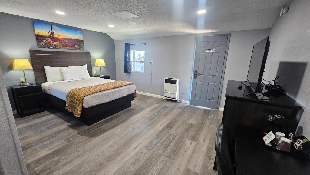 Travelers Inn photo