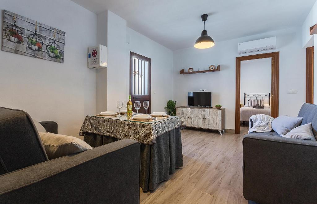 ein Wohnzimmer mit einem Tisch und einem Sofa in der Unterkunft Paco del Molino in Grazalema