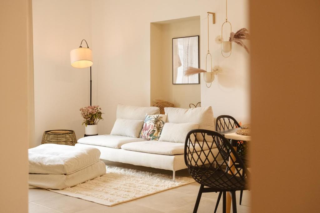 a living room with a couch and a table at Casa Dante in Putignano