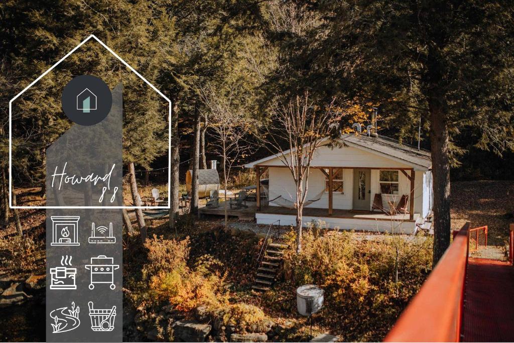 un panneau devant une petite maison dans l'établissement Le 88 Howard - Spa Sauna River & Cute Bridge, à Mansonville