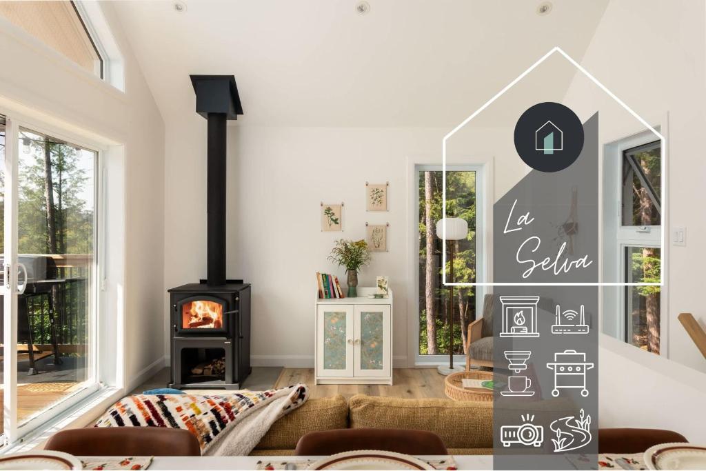 ein Wohnzimmer mit Kamin und Couch in der Unterkunft La Selva - An intimate and relaxing getaway in Sainte Béatrix