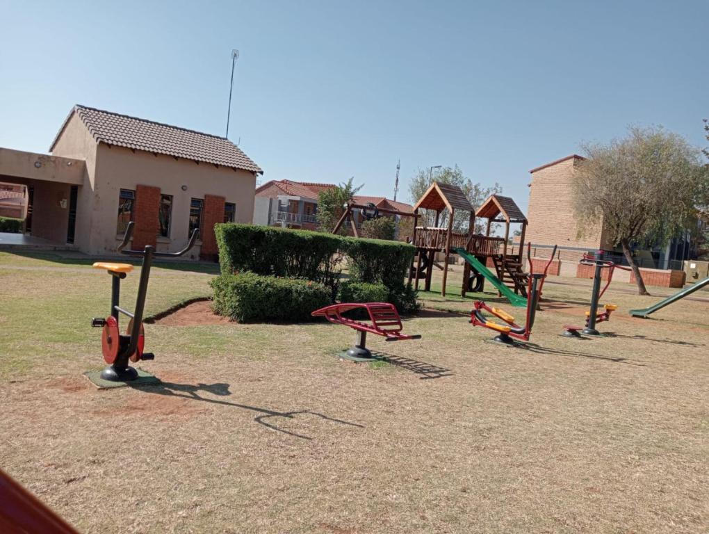 een groep speeltoestellen in een park bij Fairway Gardens in Pretoria