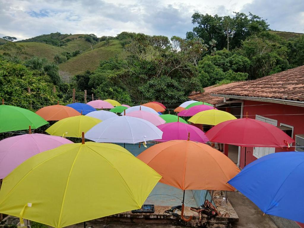 een heleboel kleurrijke paraplu's voor huizen bij pousada talho da serra tempera in Valença