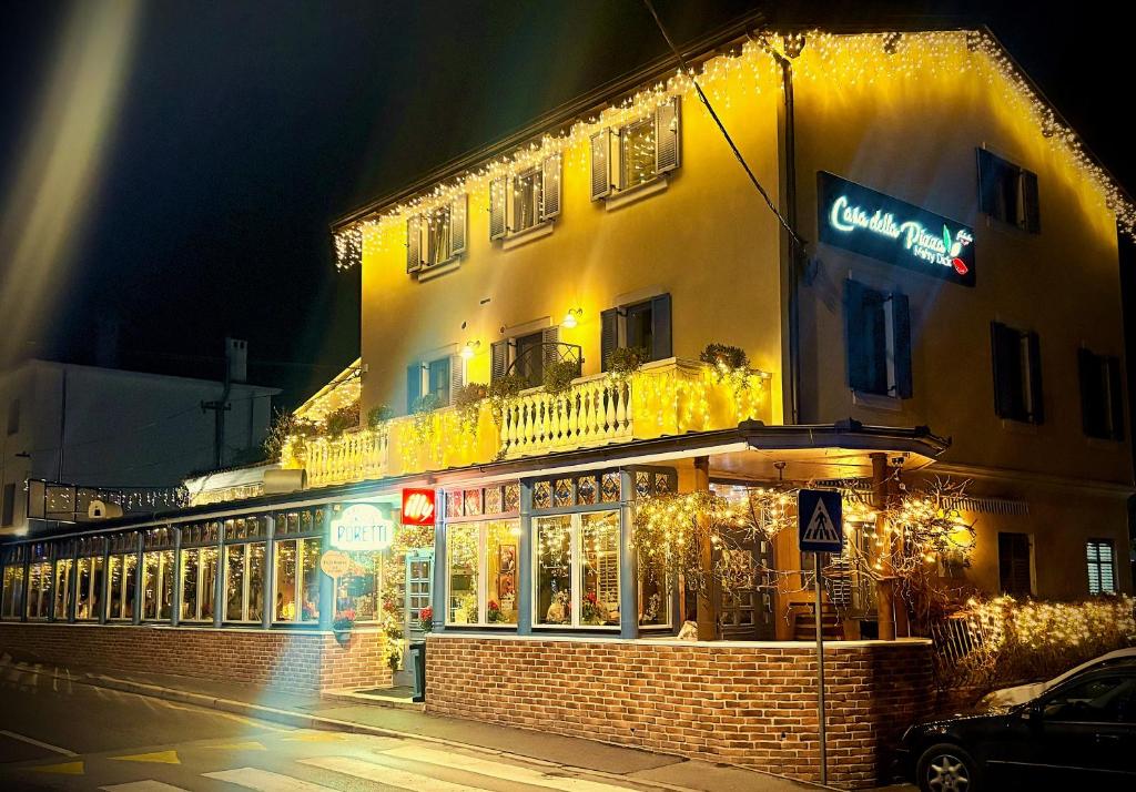 ein Gebäude mit einem Schild an der Seite in der Unterkunft Apartma Casa della Pizza - Parking included in Izola