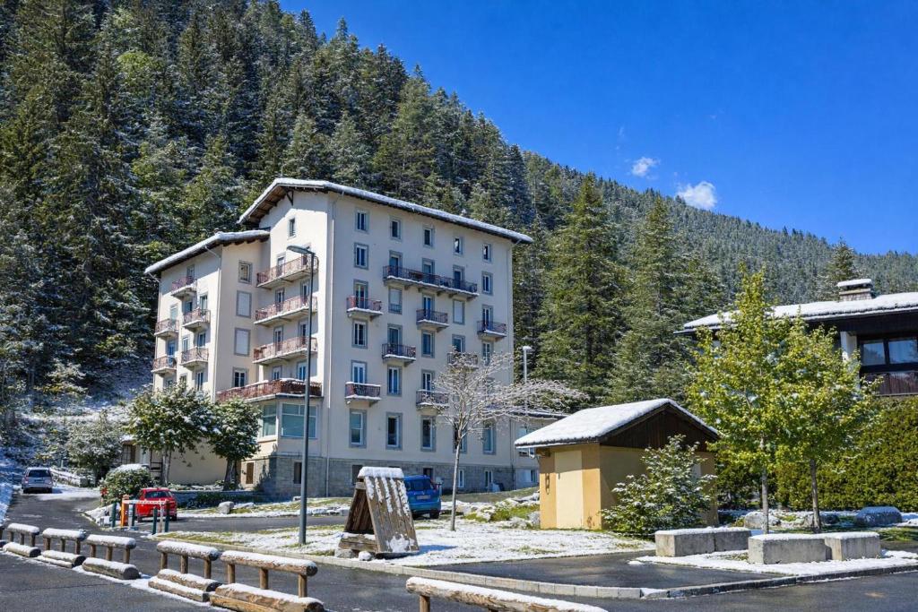 een groot gebouw voor een berg bij Résidence Bel'Alp 16 - Happy Rentals in Chamonix-Mont-Blanc