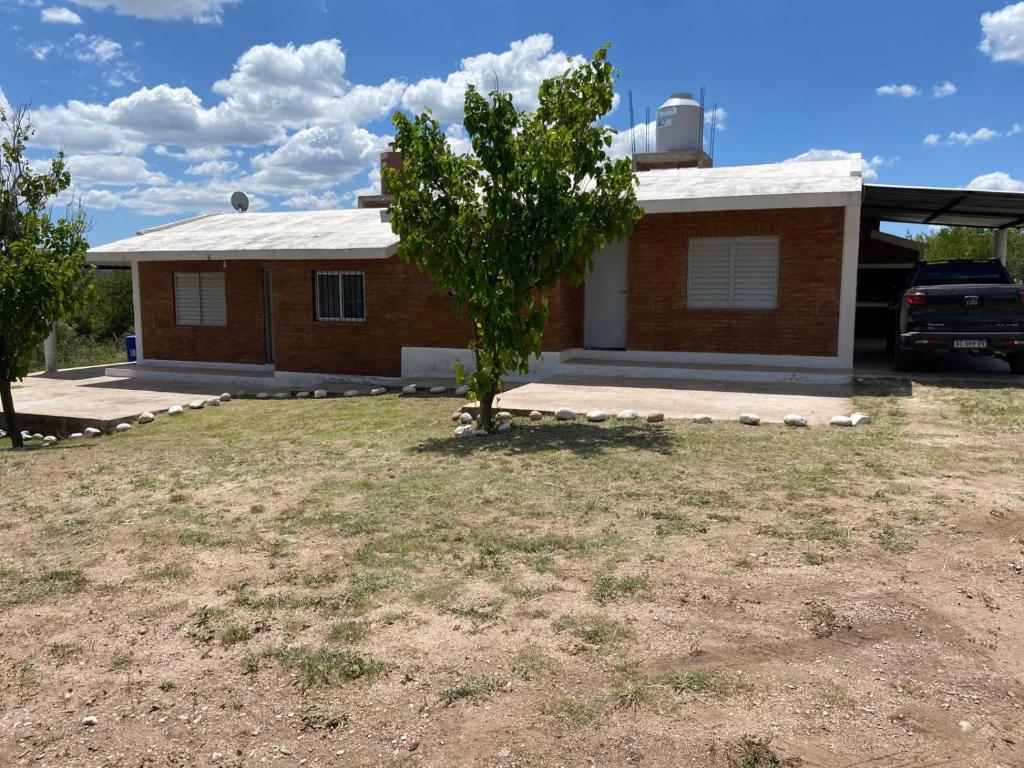 een huis met een boom ervoor bij Lucero de Brochero in Villa Cura Brochero